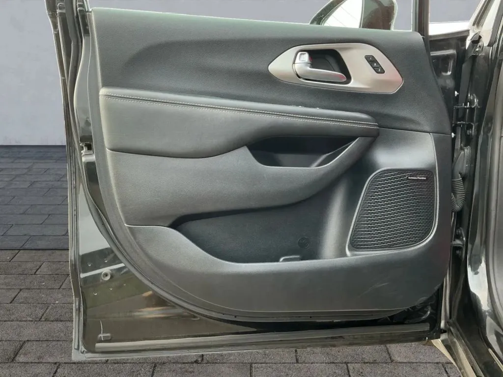 Chrysler Pacifica photo 10