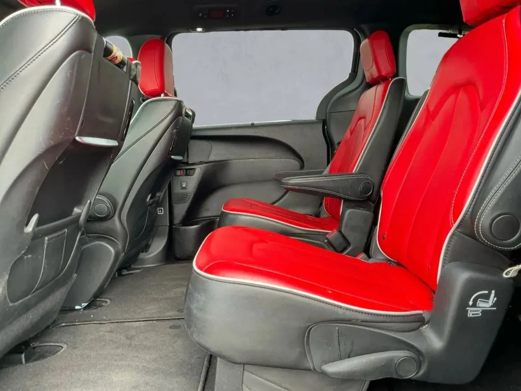 Chrysler Pacifica photo 14