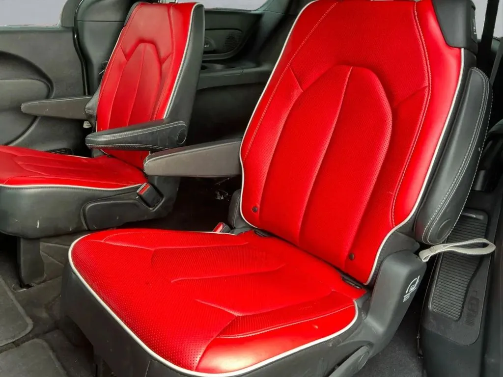Chrysler Pacifica photo 15