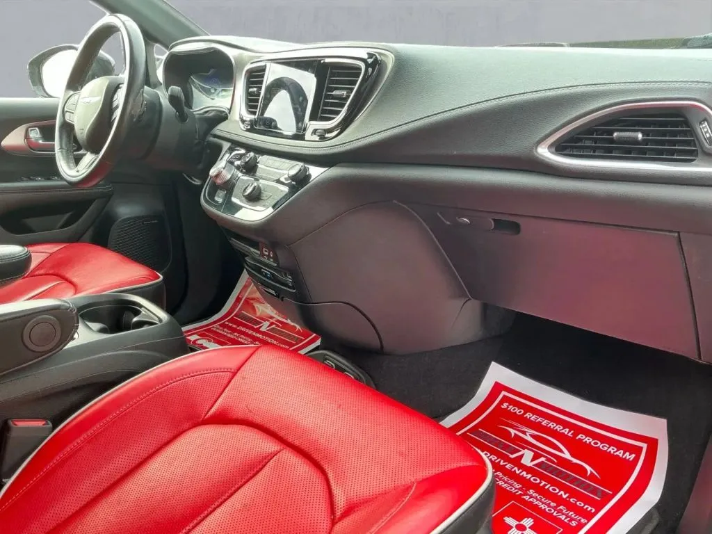 Chrysler Pacifica photo 22