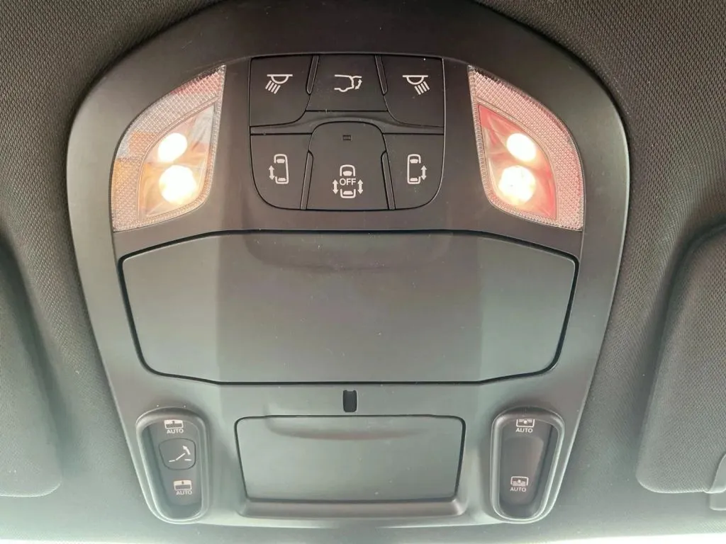 Chrysler Pacifica photo 25