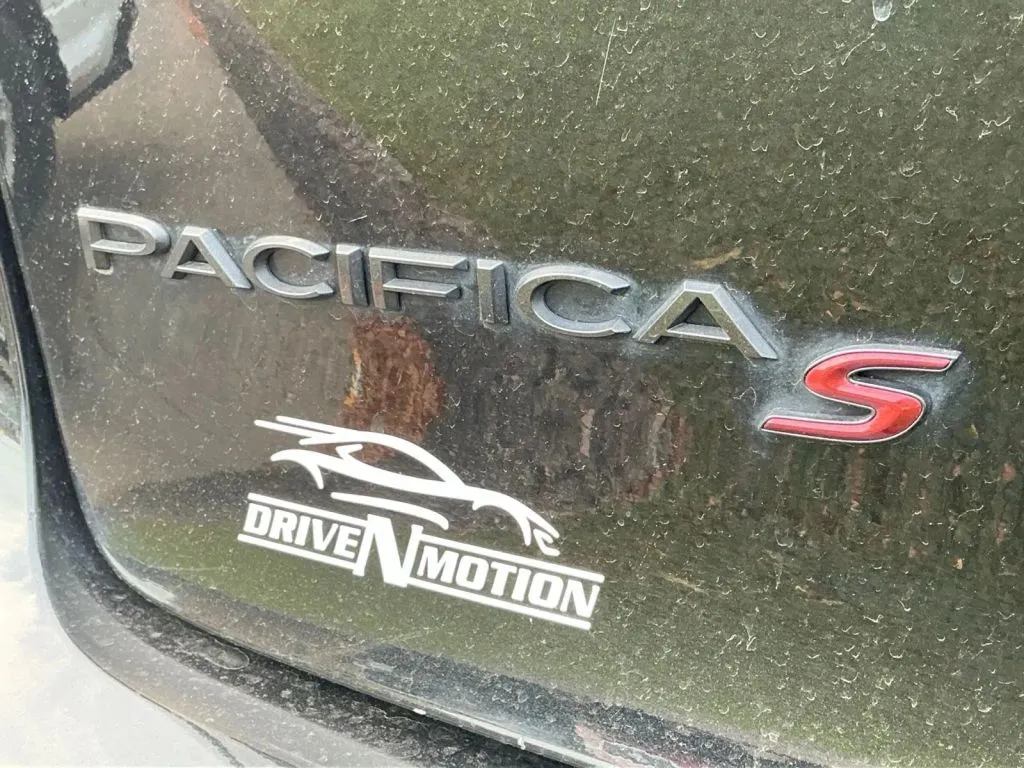Chrysler Pacifica photo 20