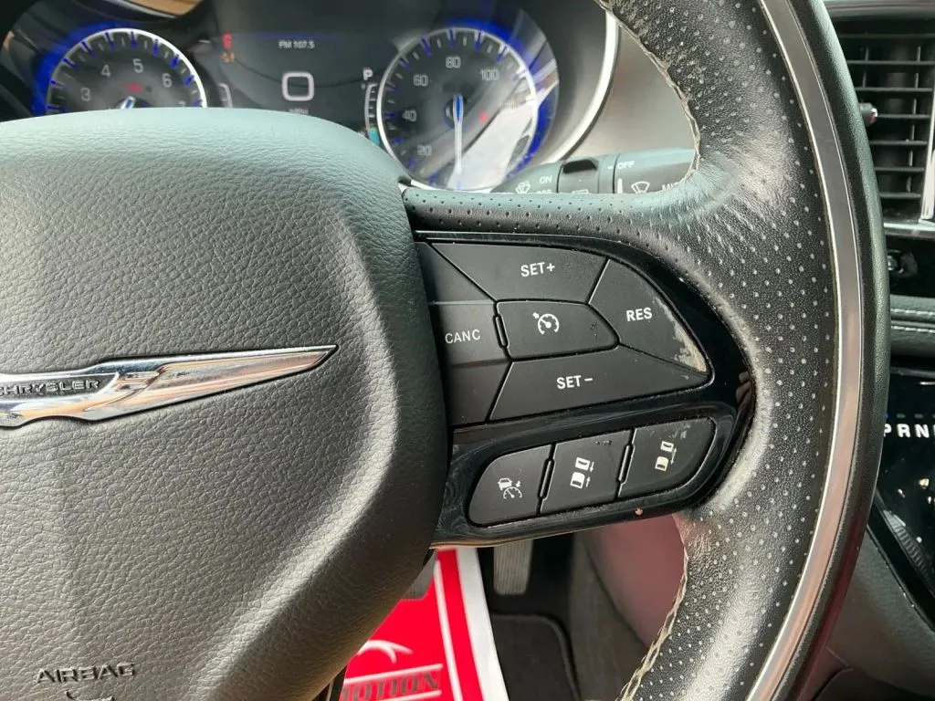 Chrysler Pacifica photo 29