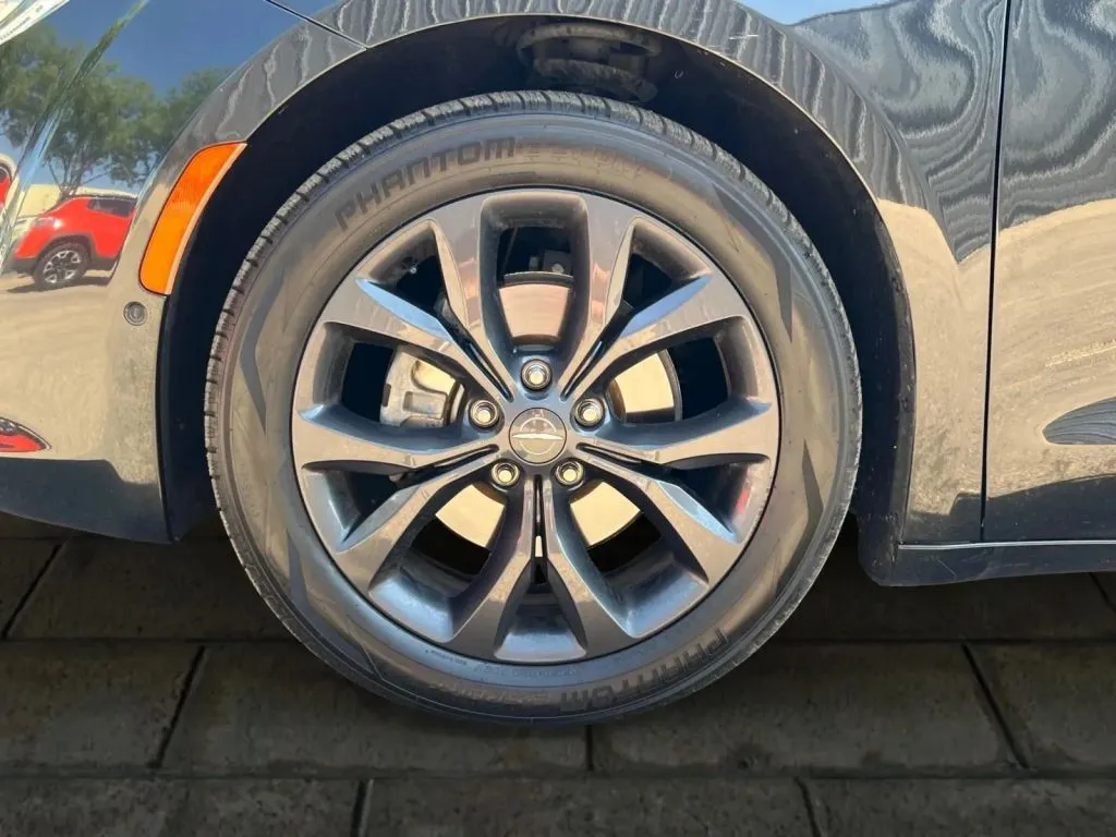 Chrysler Pacifica photo 19
