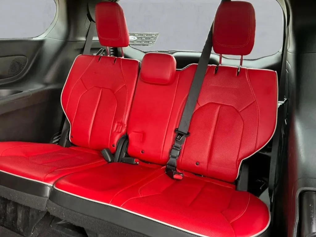 Chrysler Pacifica photo 17
