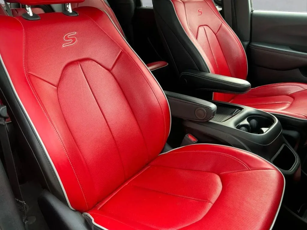 Chrysler Pacifica photo 24