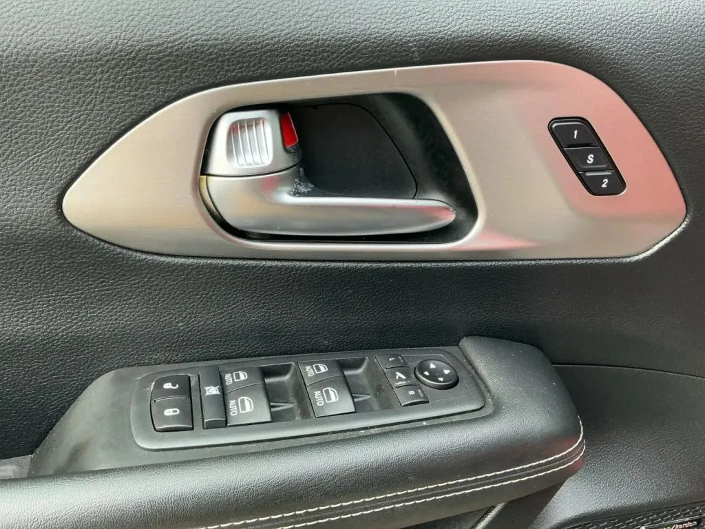 Chrysler Pacifica photo 11