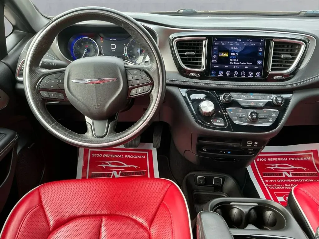 Chrysler Pacifica photo 16