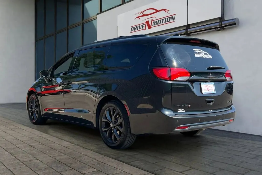 Chrysler Pacifica photo 6