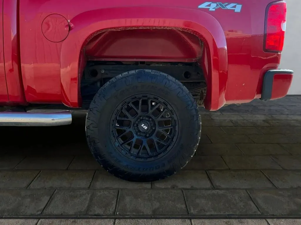 Chevrolet Silverado photo 16