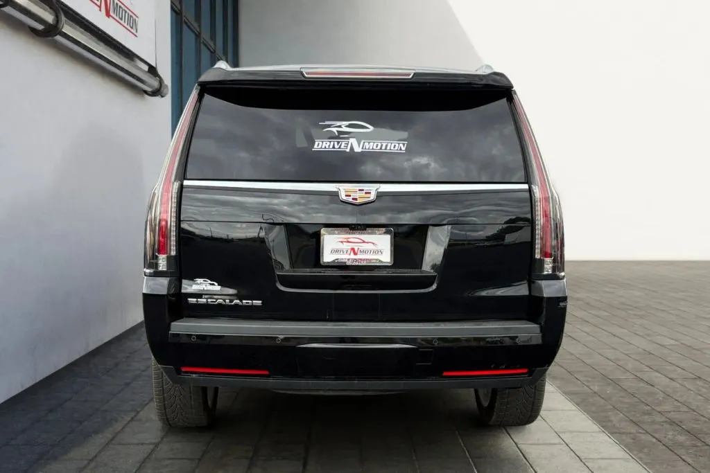 More photos of 2020 Cadillac Escalade Platinum Sport Utility 4D at Drive N-Motion Thornton, CO