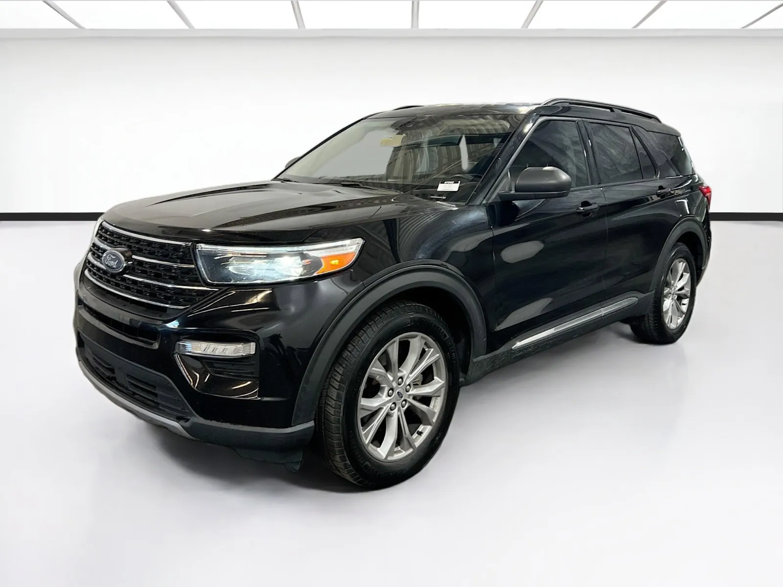 Black 2021 Ford Explorer XLT for sale in Chandler, AZ