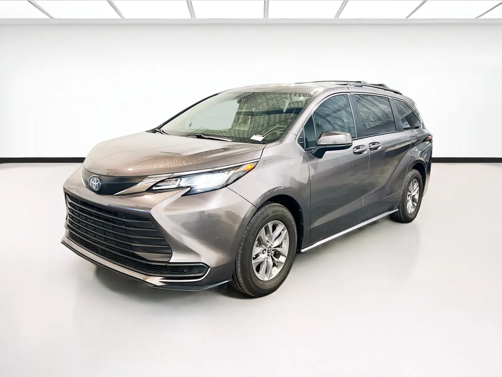 Gray 2022 Toyota Sienna LE for sale in Chandler, AZ