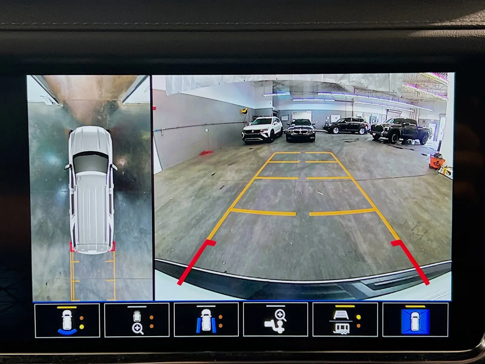 2024 GMC Yukon Denali - Photo 10