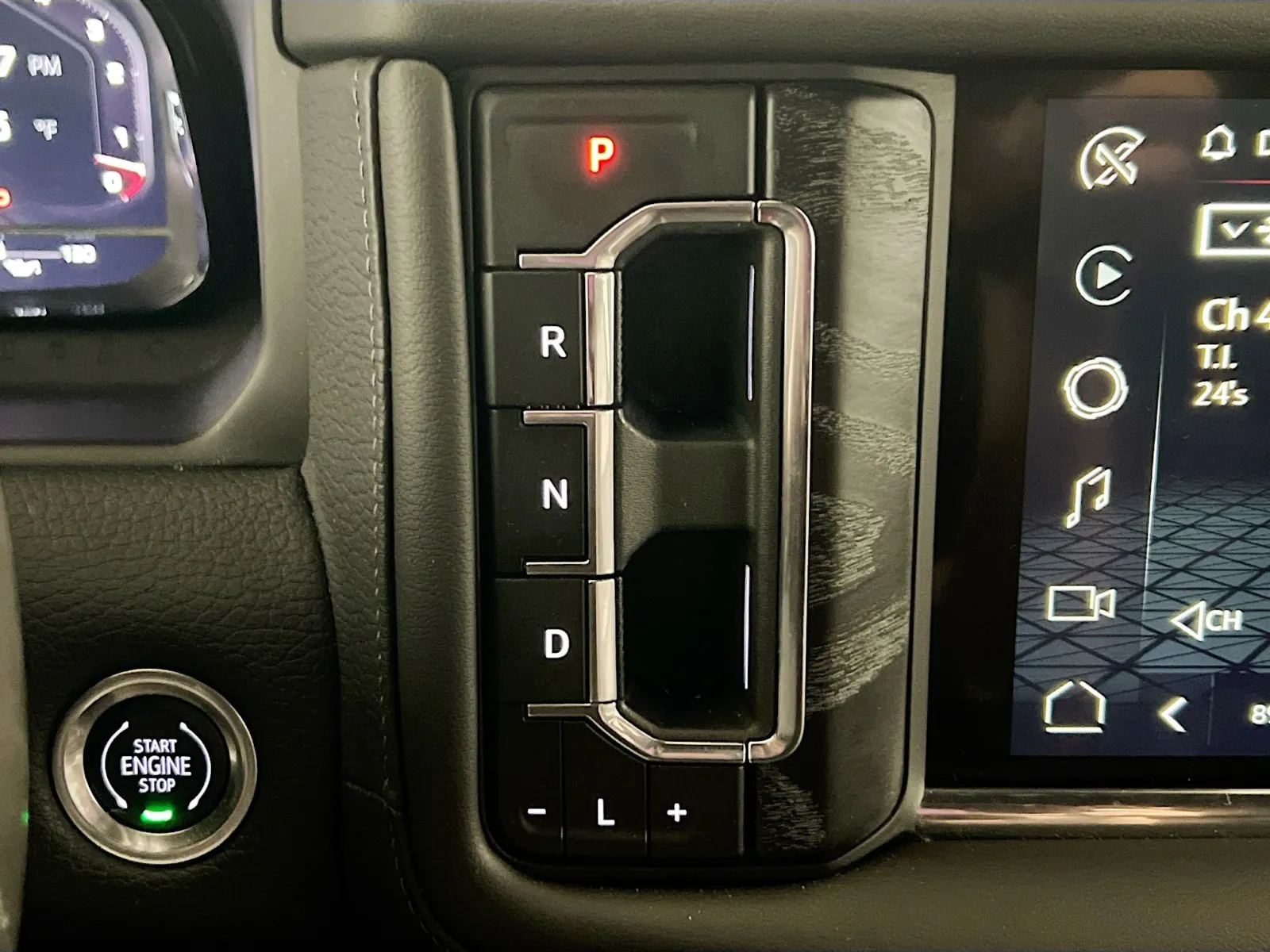2024 GMC Yukon Denali - Photo 12