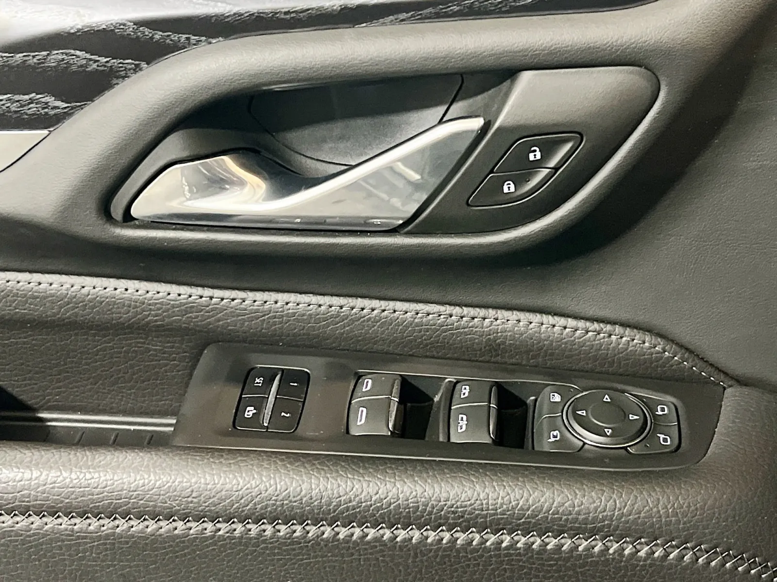 2024 GMC Yukon Denali - Photo 13