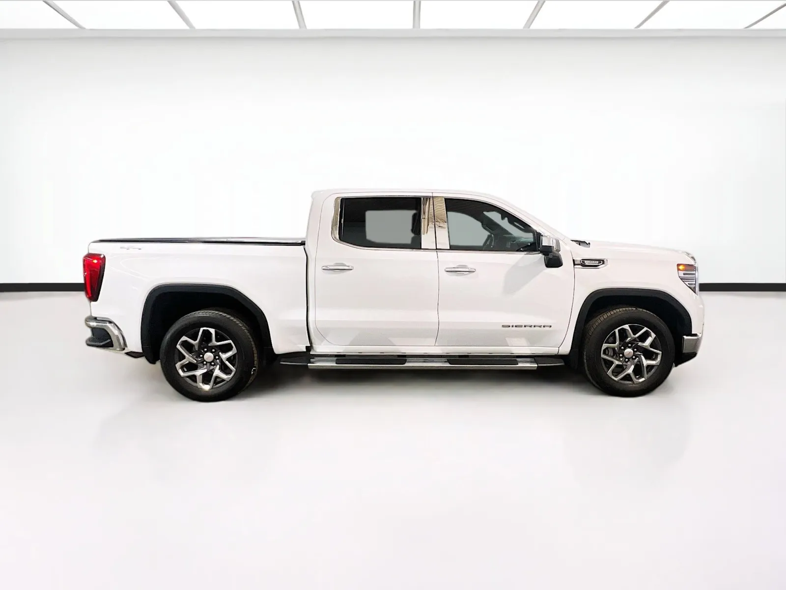 2024 GMC Sierra 1500 SLT - Photo 24
