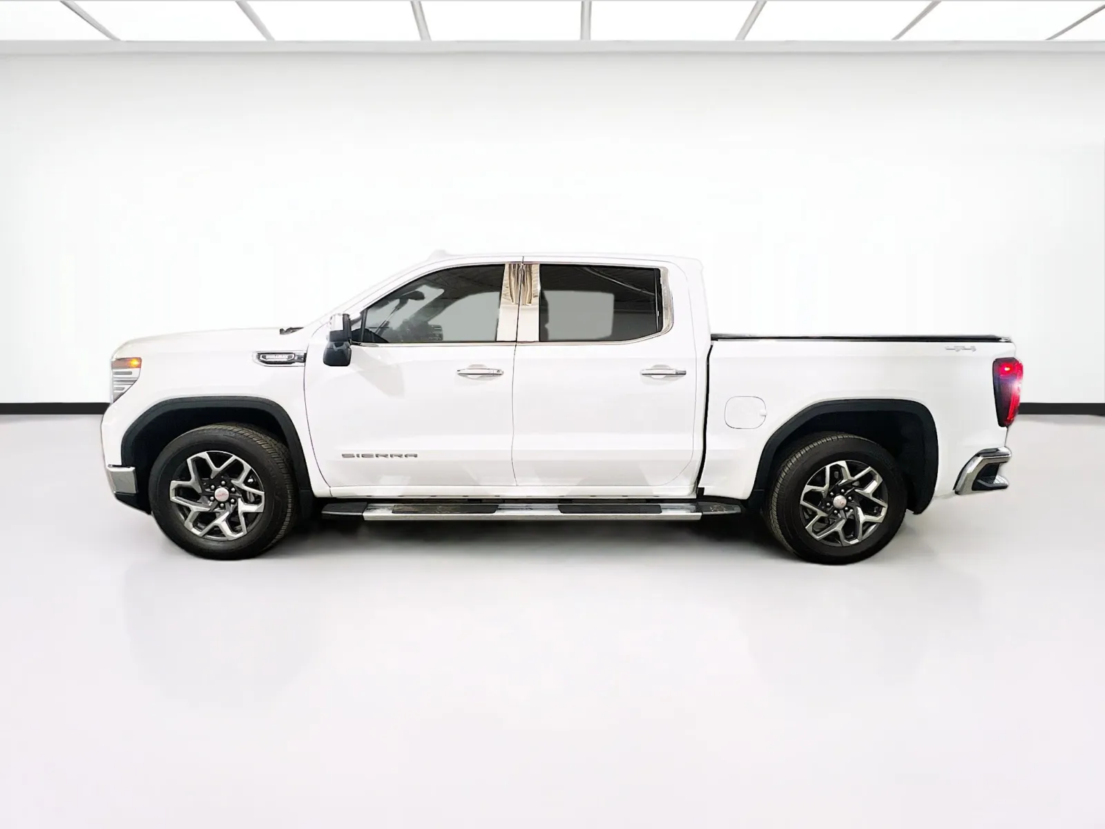 2024 GMC Sierra 1500 SLT - Photo 23