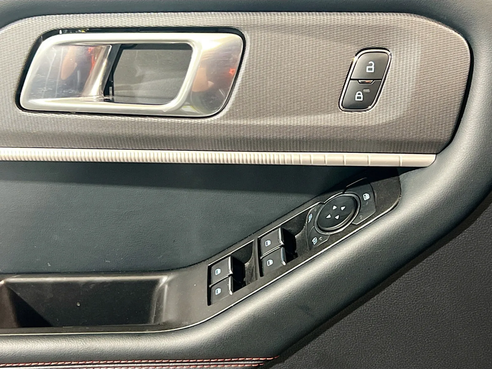 2025 Ford Explorer ST-LINE - Photo 14