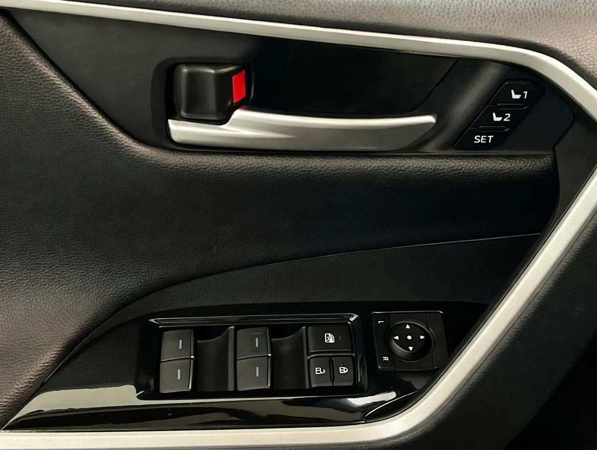 2025 Toyota RAV4 Limited - Photo 13