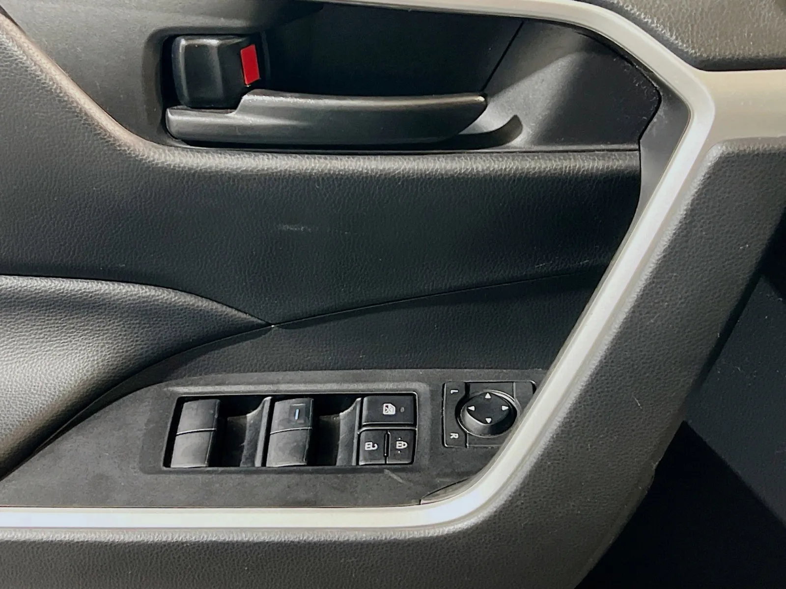 2023 Toyota RAV4 LE - Photo 13