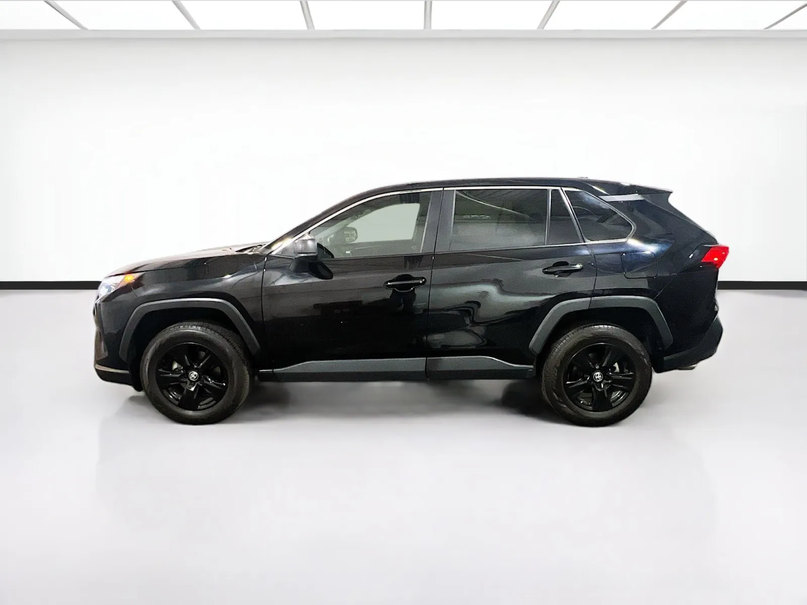 2023 Toyota RAV4 LE - Photo 22