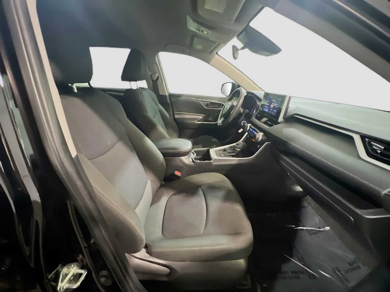 2023 Toyota RAV4 LE - Photo 20