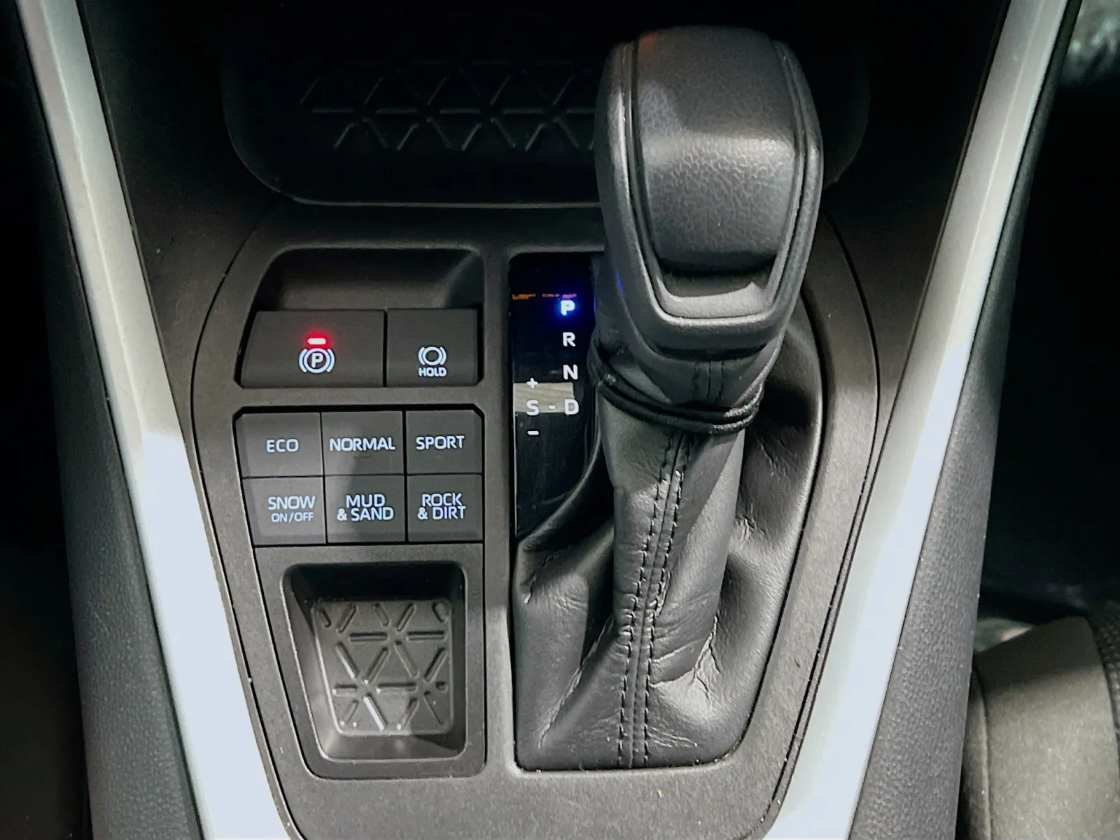 2023 Toyota RAV4 LE - Photo 12