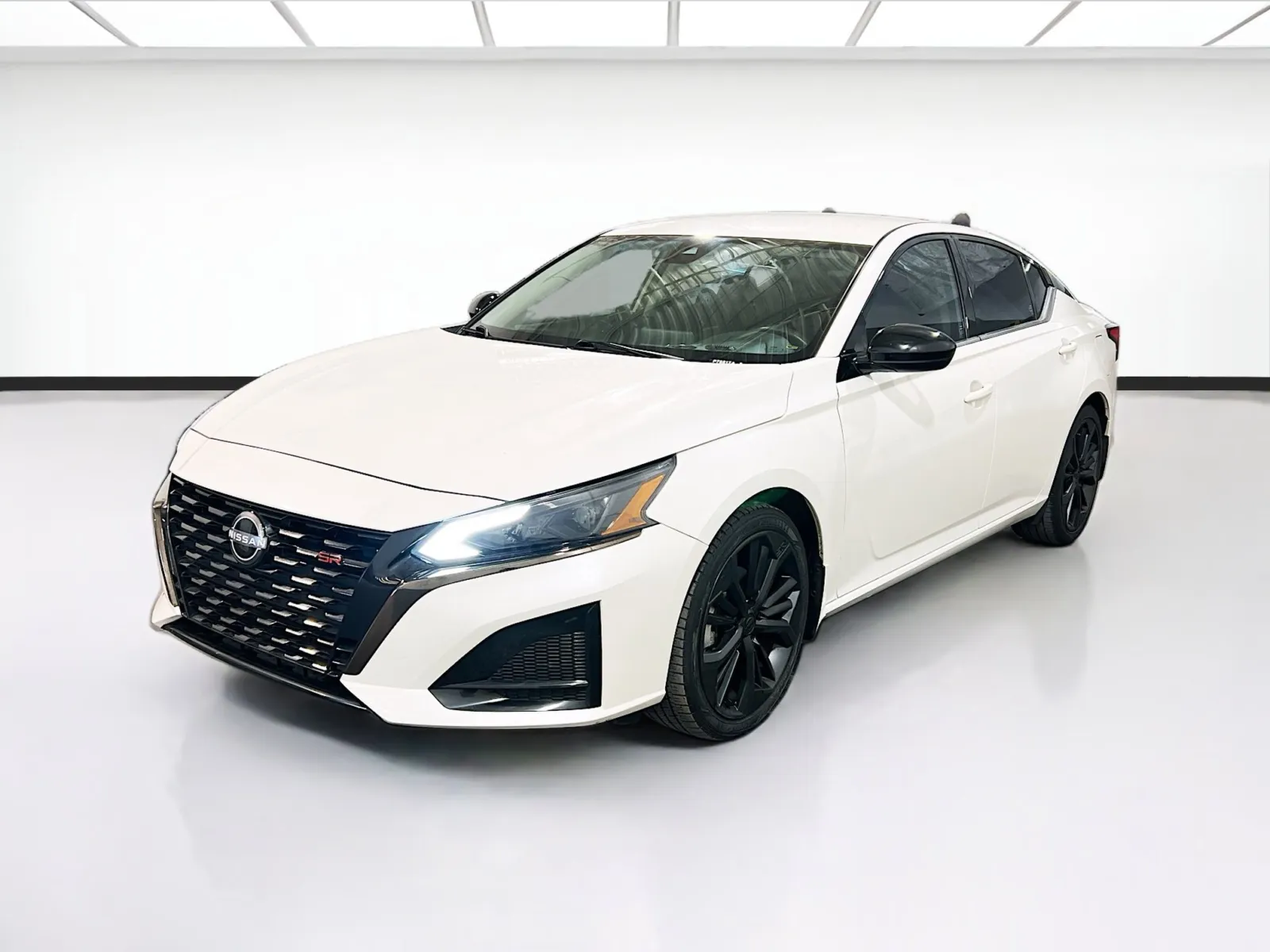 White 2023 Nissan Altima 2.5 SR for sale in Chandler, AZ