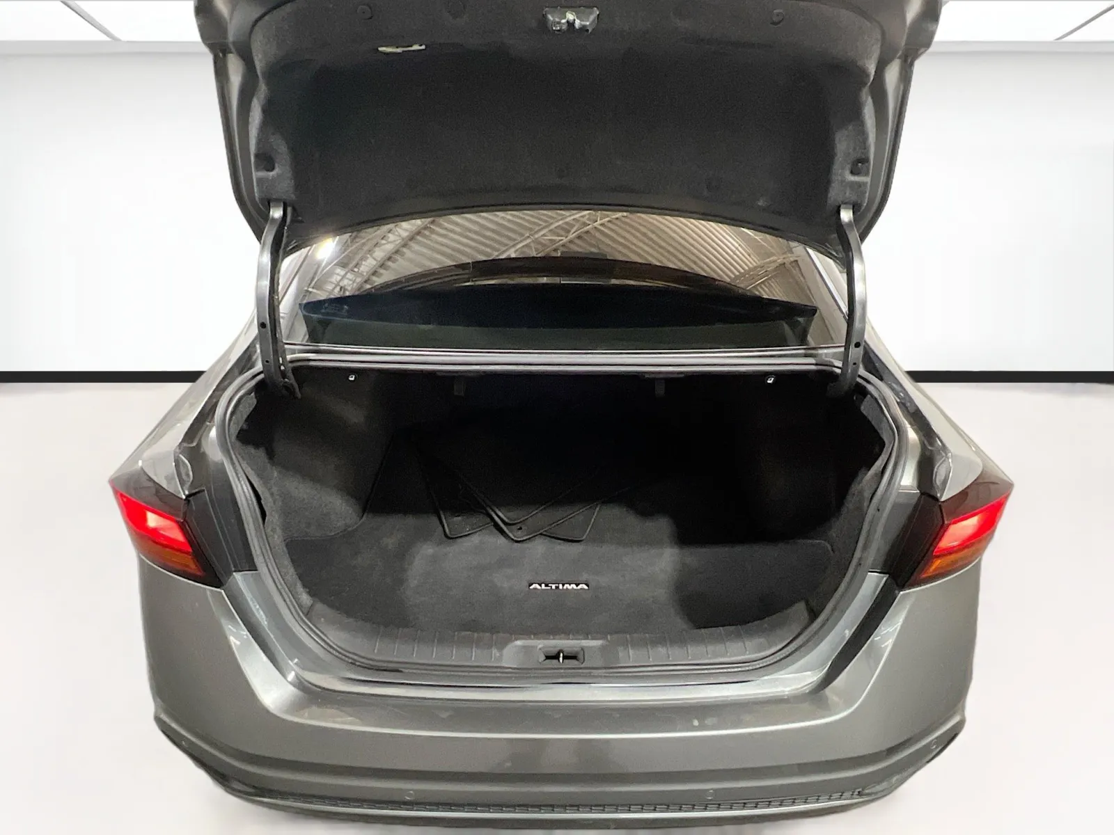 2023 Nissan Altima SV - Photo 17