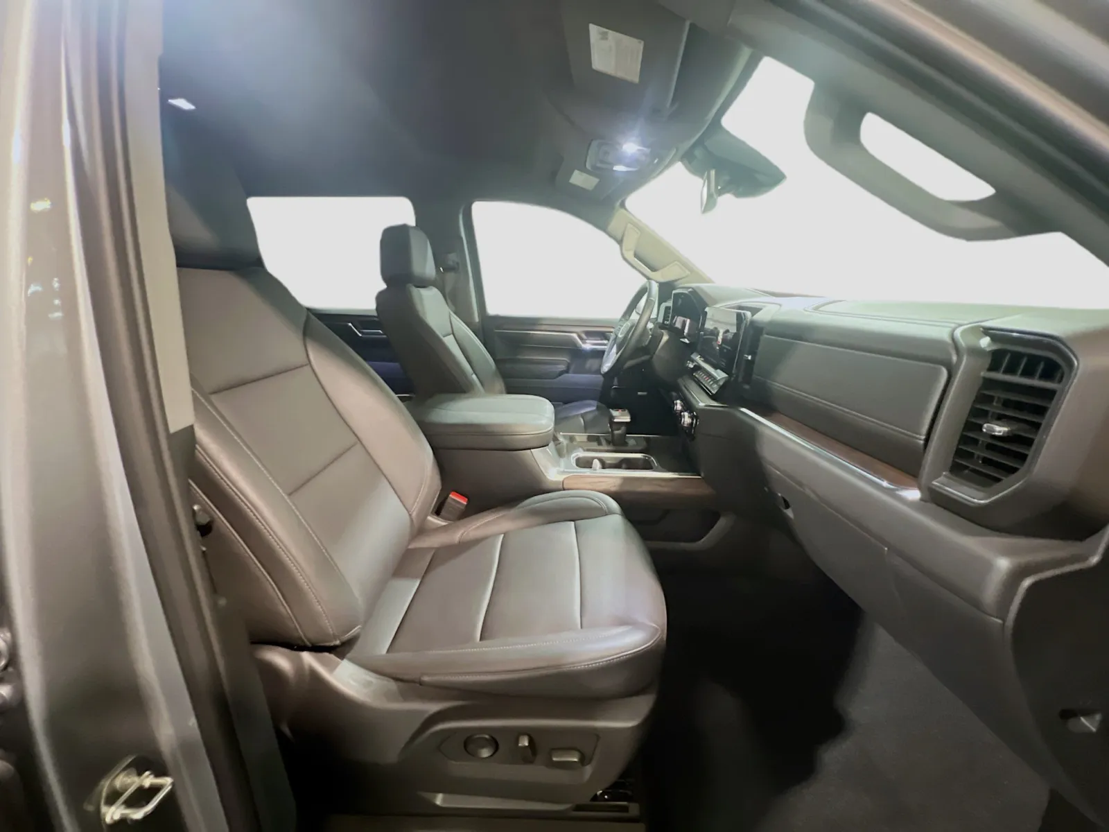 2024 GMC Sierra 1500 SLT - Photo 20