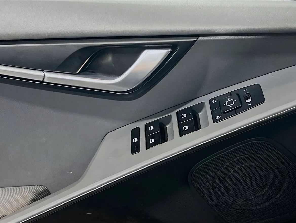 2025 Kia Niro EX - Photo 14