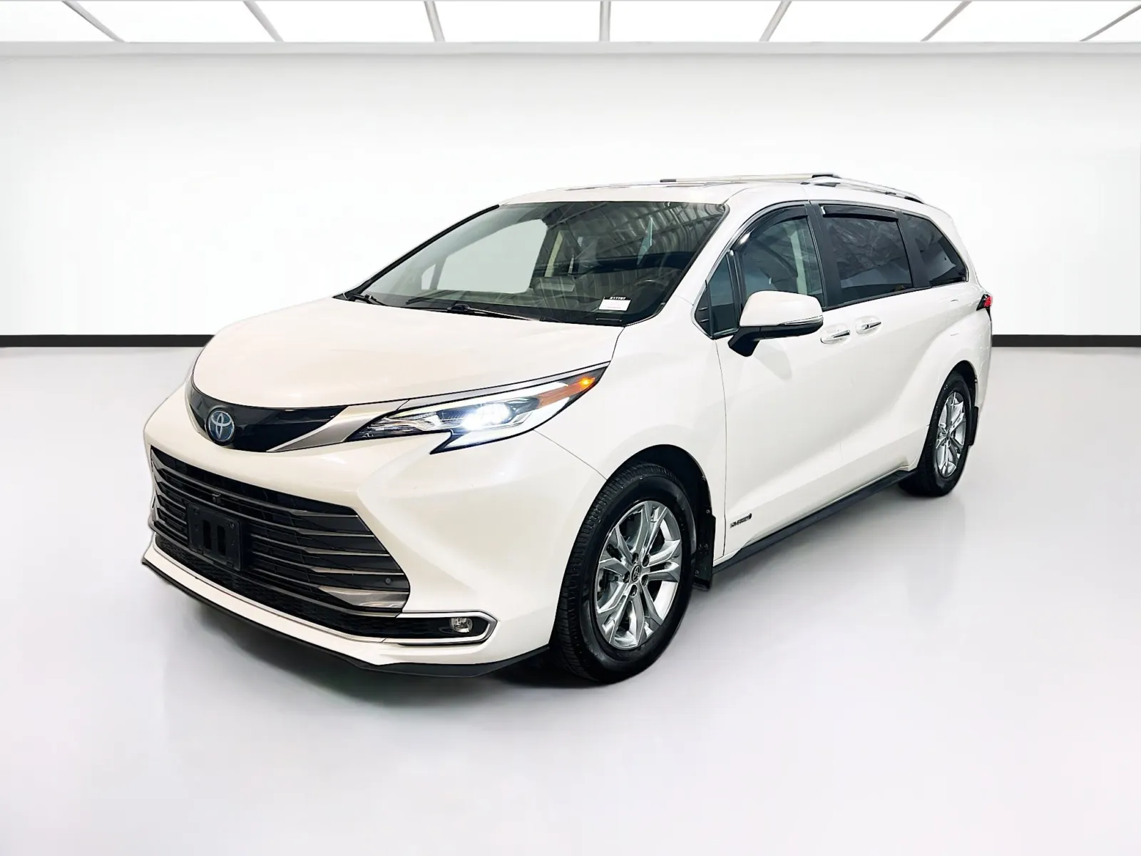 White 2021 Toyota Sienna Platinum for sale in Chandler, AZ
