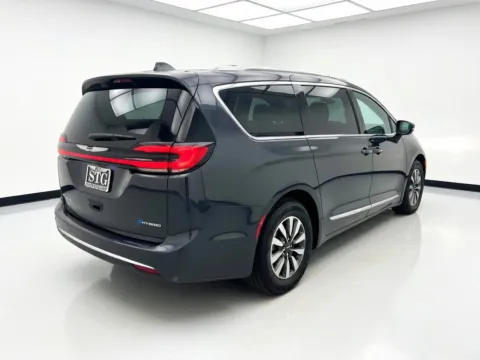 More photos of 2021 Chrysler Pacifica Hybrid Limited at STG Auto Group of Chandler, AZ