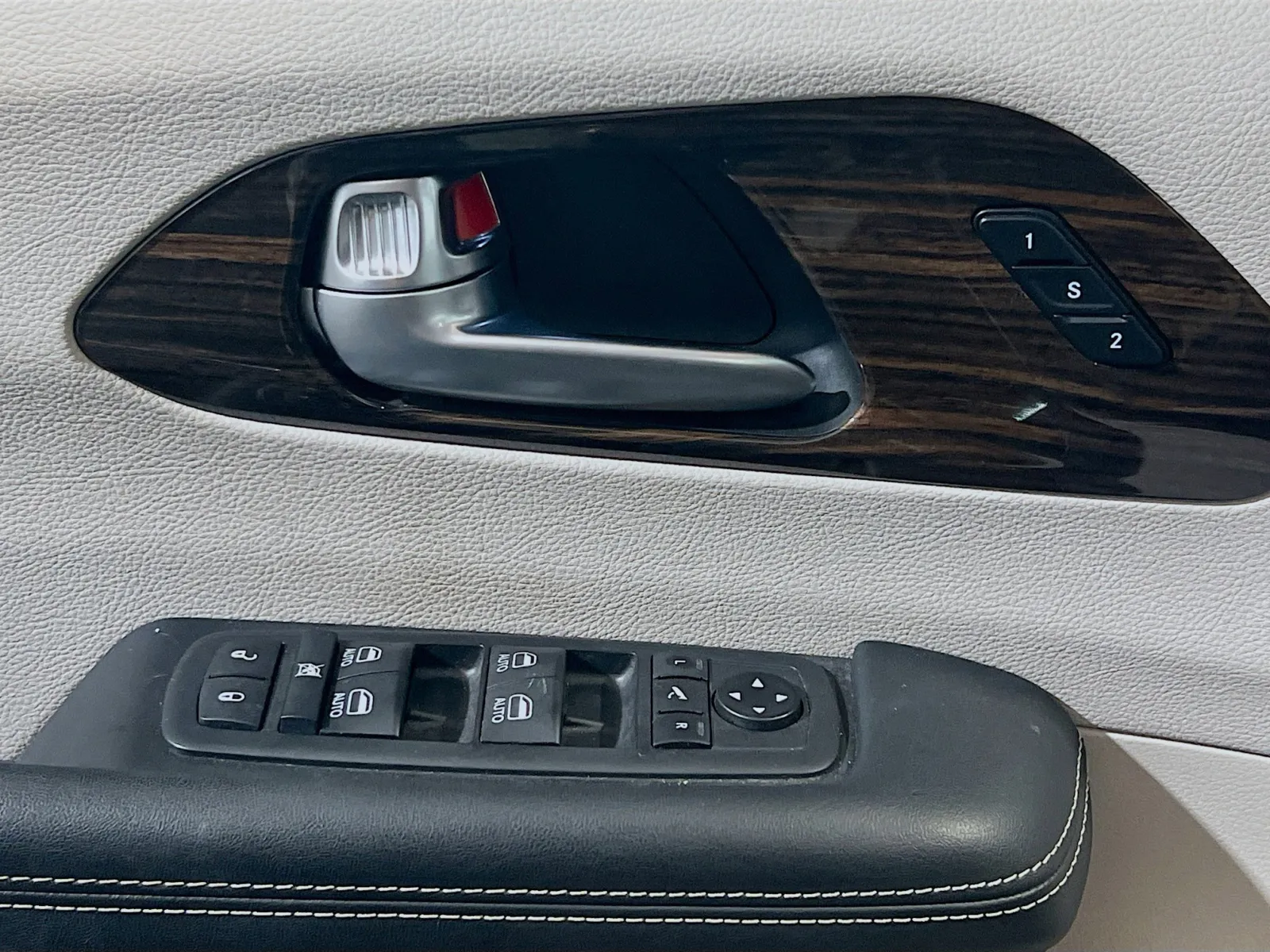 2021 Chrysler Pacifica Hybrid Limited - Photo 14
