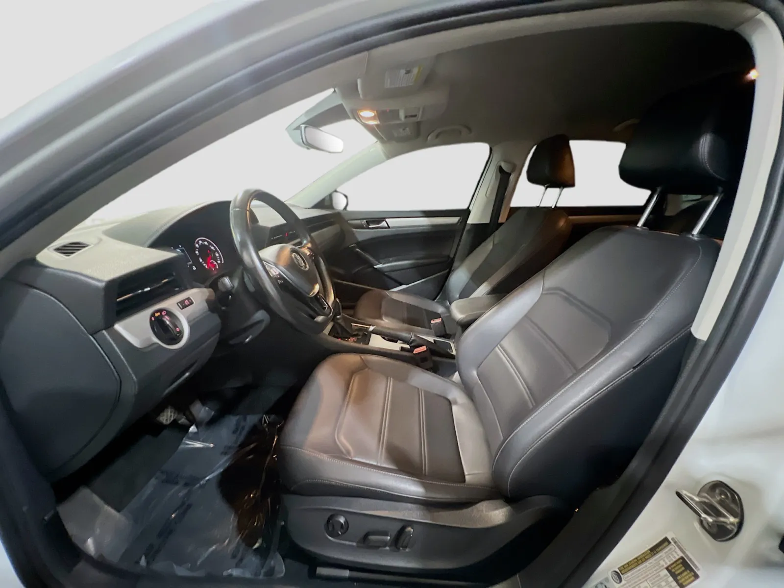 2020 Volkswagen Passat SE - Photo 14