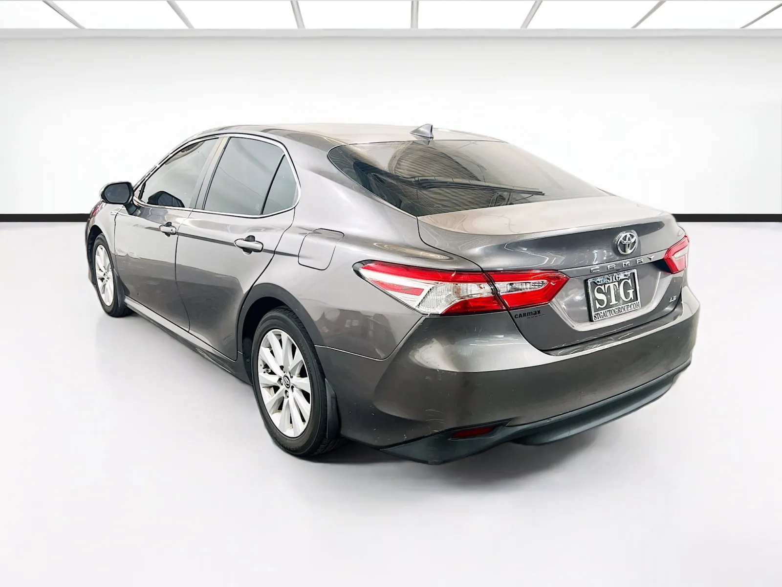 2020 Toyota Camry LE - Photo 6