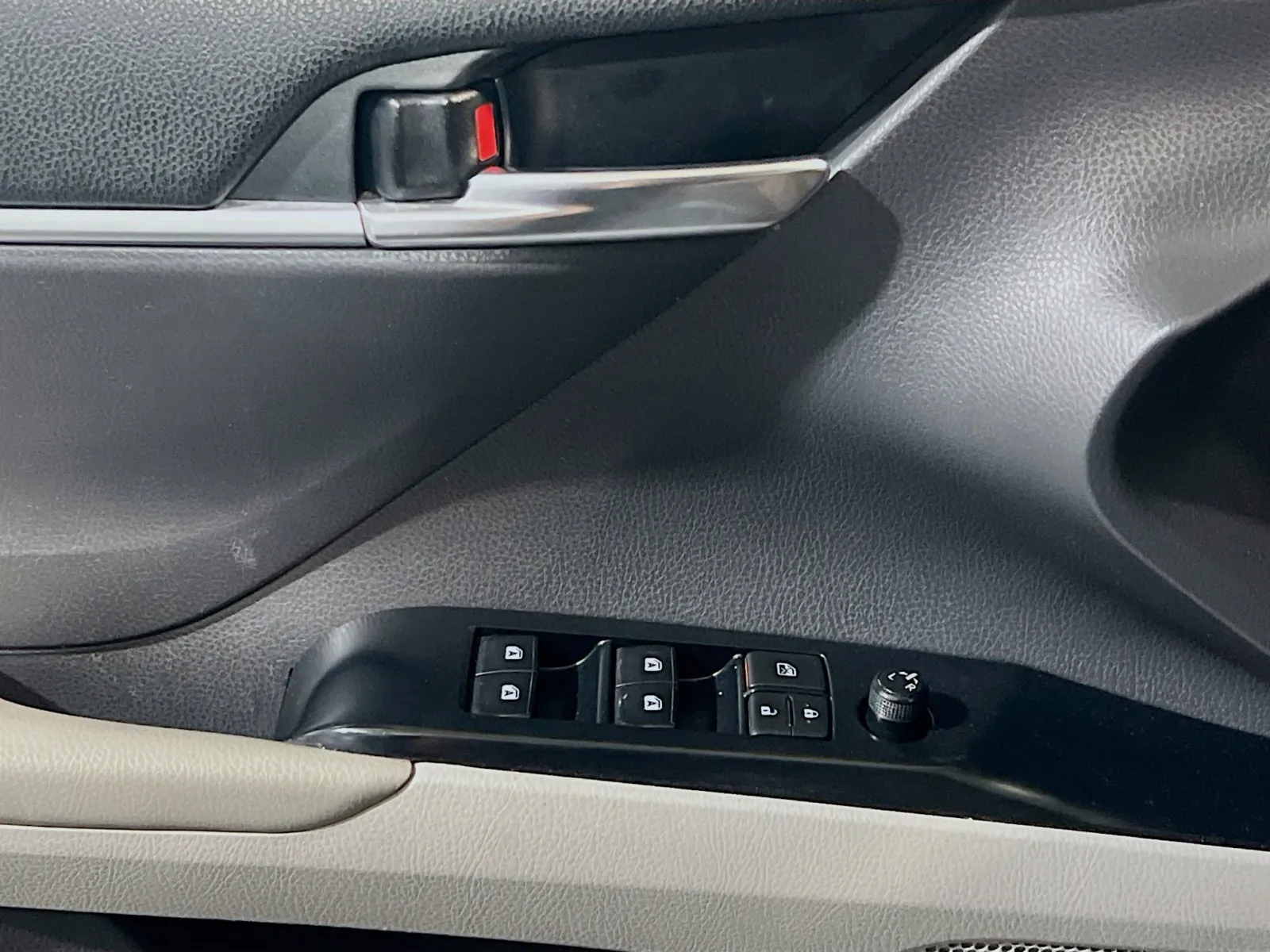 2020 Toyota Camry LE - Photo 13