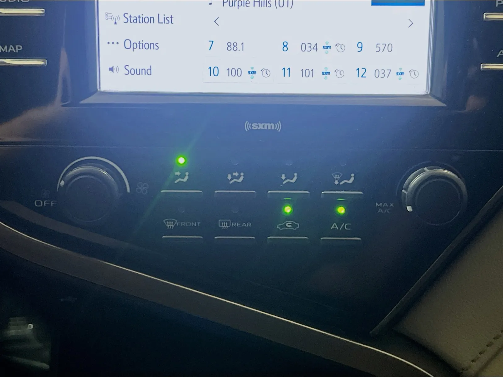 2020 Toyota Camry LE - Photo 11