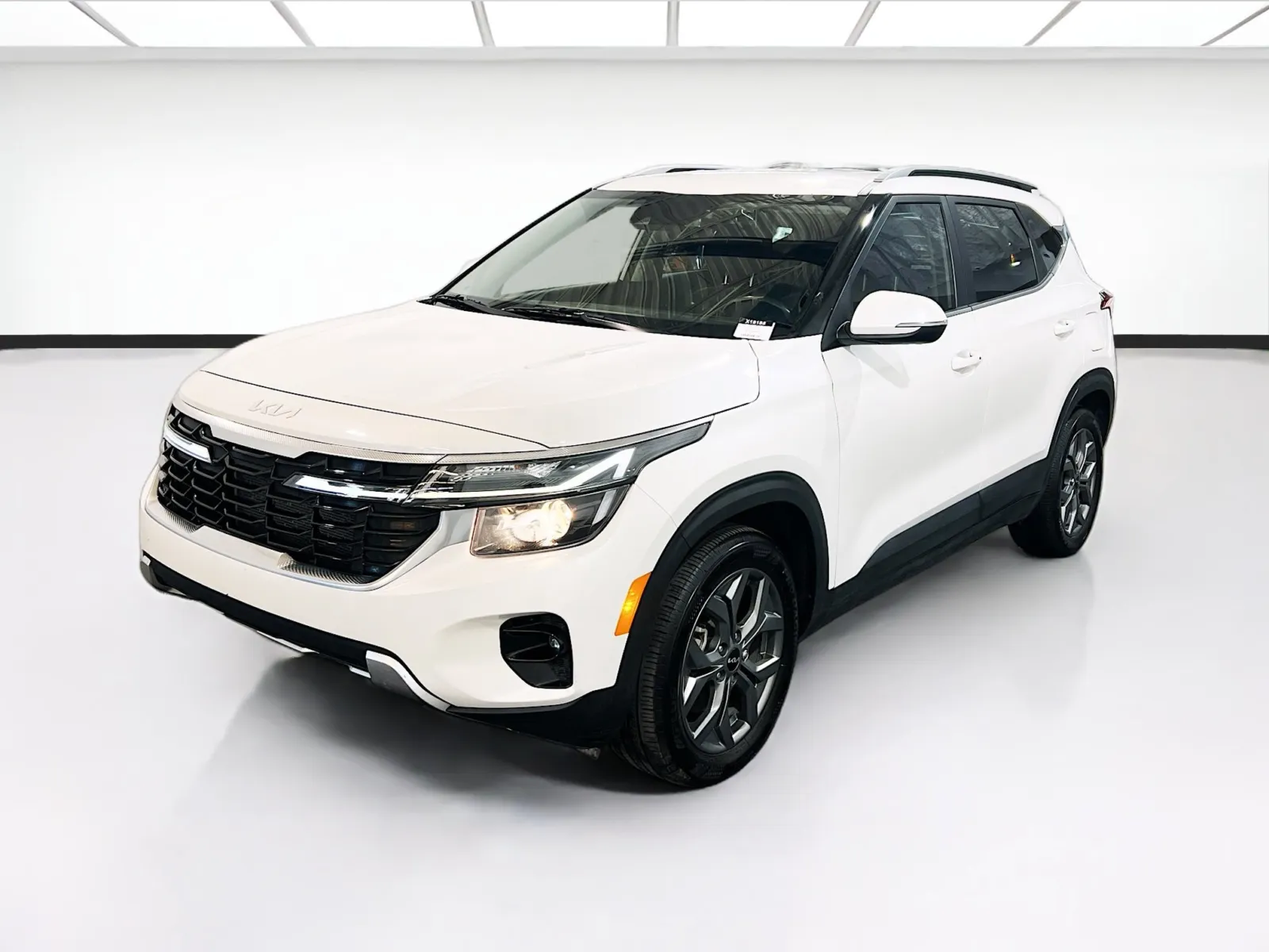 White 2024 Kia Seltos S for sale in Chandler, AZ