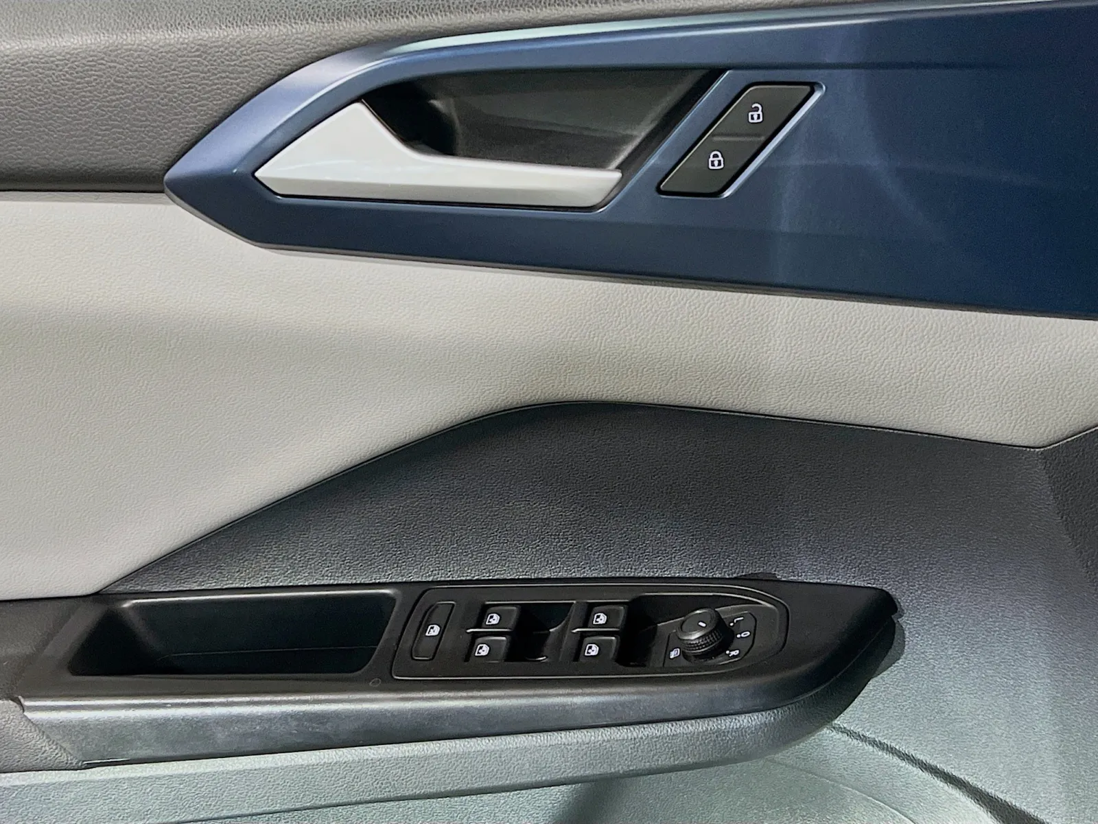 2023 Volkswagen Taos SE - Photo 13
