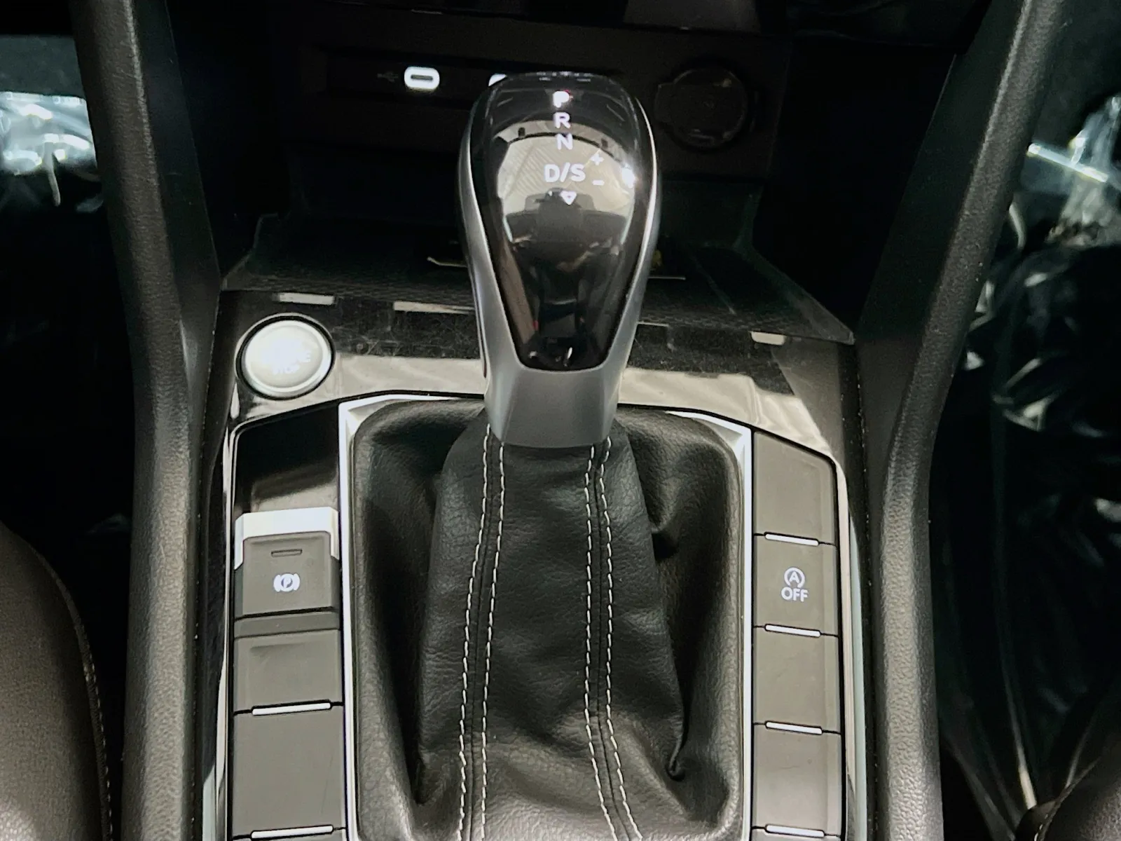 2023 Volkswagen Taos SE - Photo 12