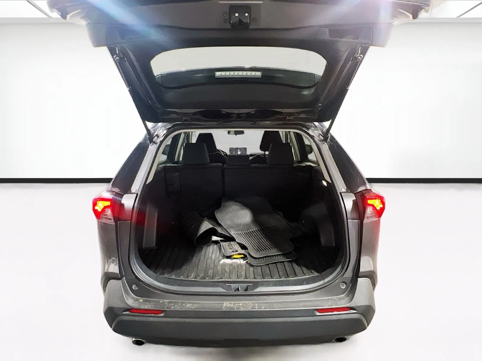 2023 Toyota RAV4 LE - Photo 18