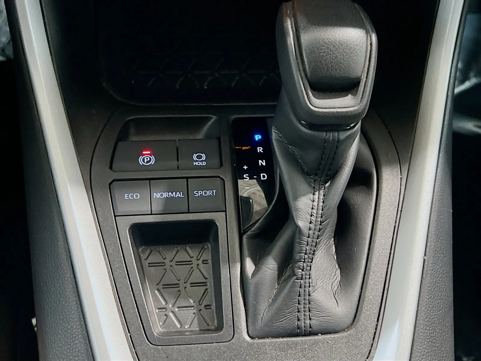 2023 Toyota RAV4 LE - Photo 12