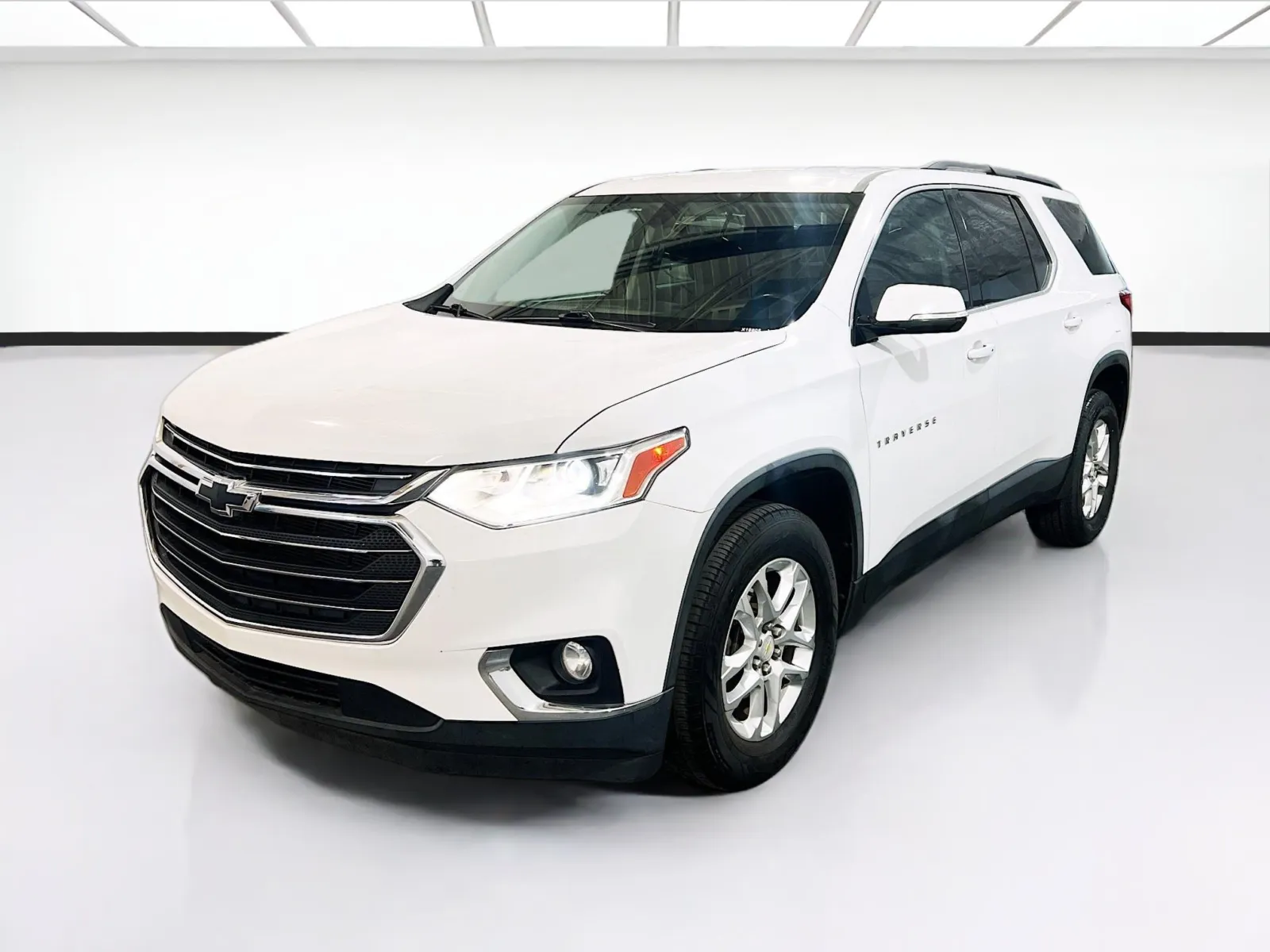 White 2020 Chevrolet Traverse LT Cloth for sale in Chandler, AZ
