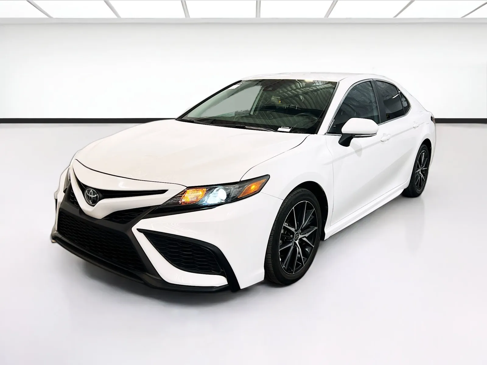 White 2023 Toyota Camry SE for sale in Chandler, AZ