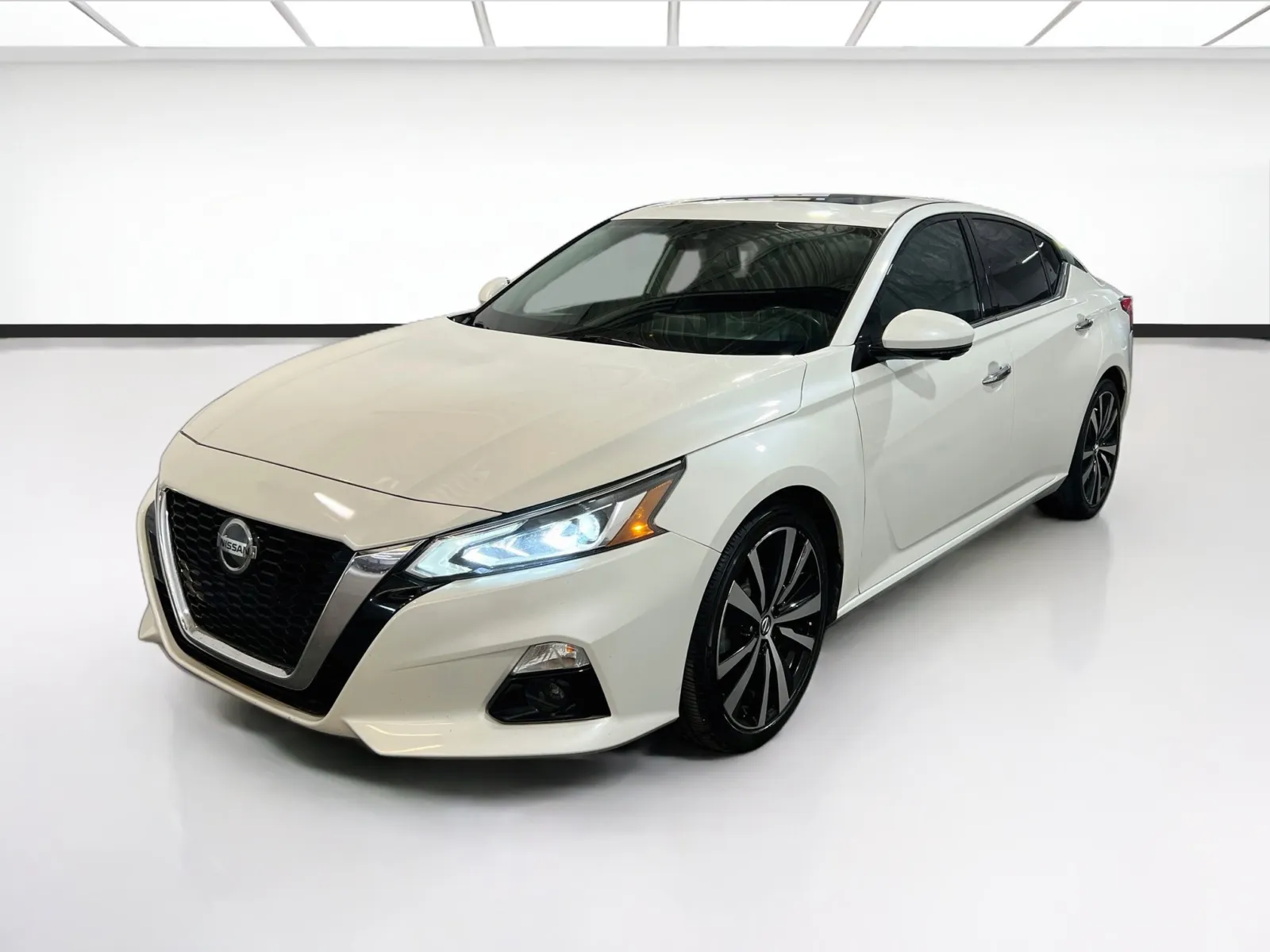 White 2019 Nissan Altima 2.5 Platinum for sale in Chandler, AZ