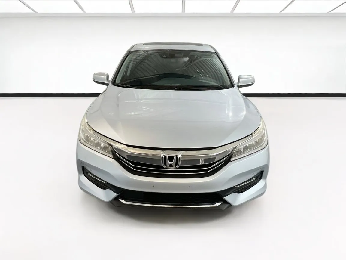 2017 Honda Accord Touring - Photo 2