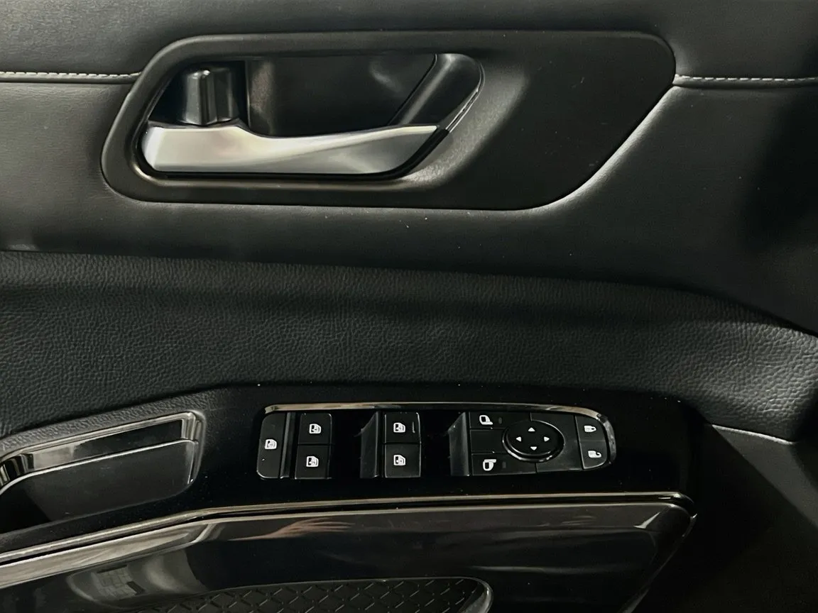 2022 Nissan Pathfinder SV - Photo 13