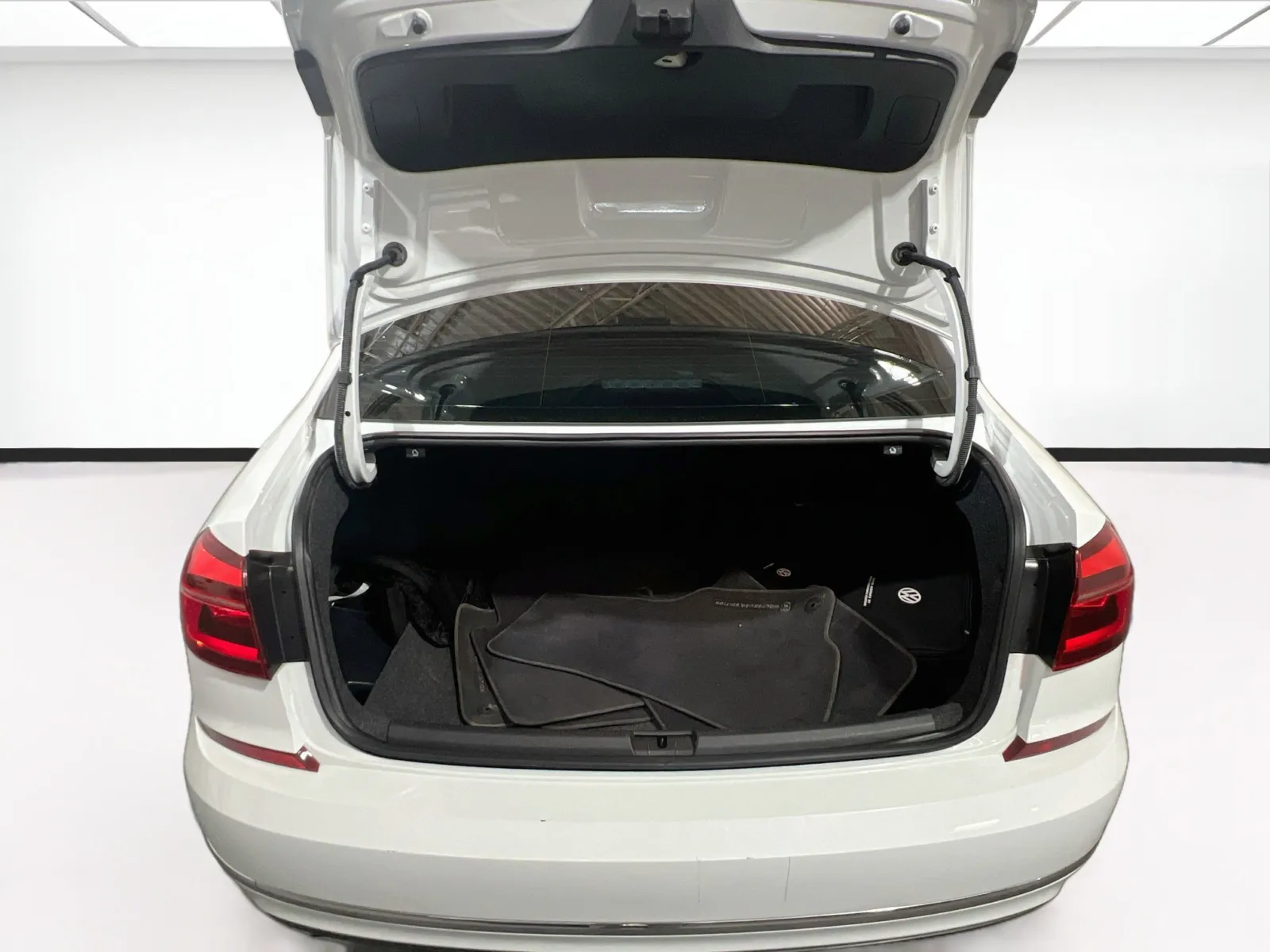 2019 Volkswagen Passat Wolfsburg Edition - Photo 19
